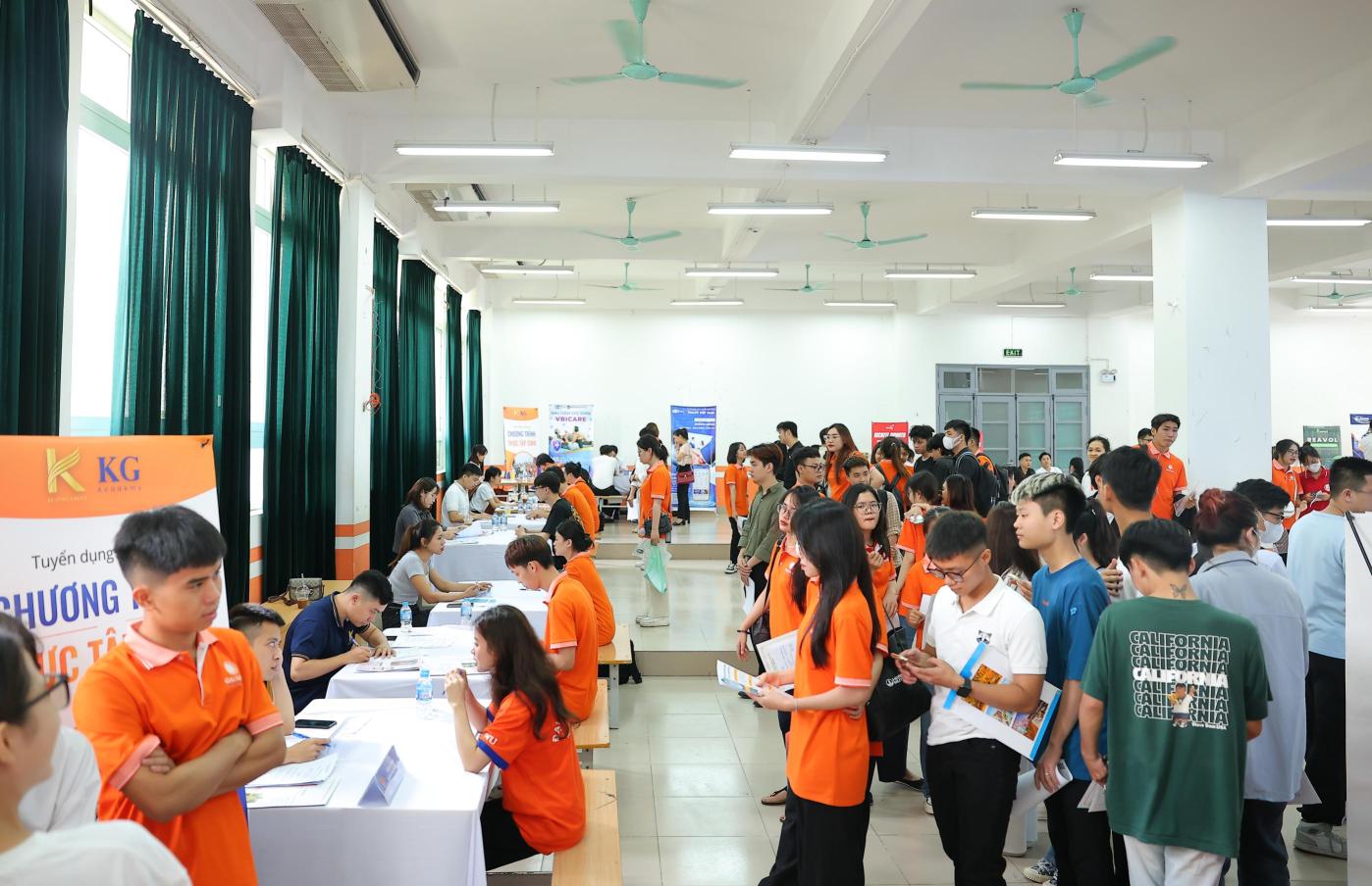 dai-nam-university-hosts-job-fair-2023-when-the-job-search-process-has-been-revolutionized-by-bringing-businesses-directly-to-campus