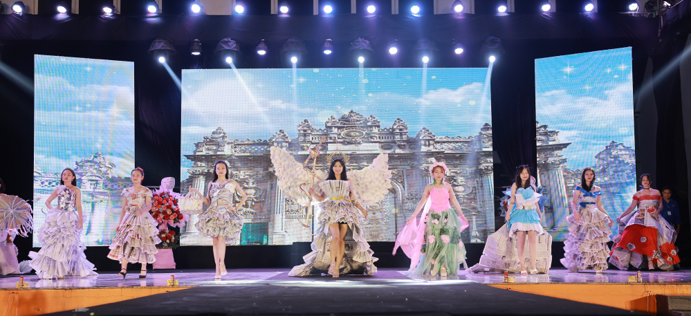man-nhan-voi-nhan-sac-su-sang-tao-va-dang-cap-chuyen-nghiep-thang-hoa-cua-dnuer-trong-chung-ket-eco-fashion-show
