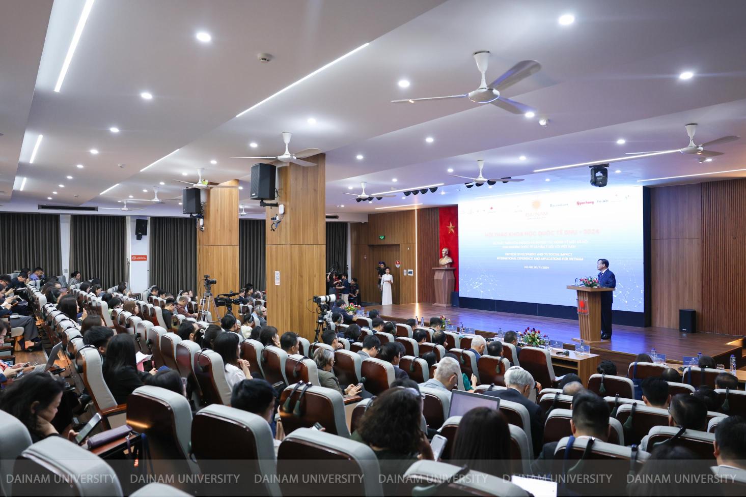 the-second-international-fintech-conference-dai-nam-university-highlights-significant-advancements-in-fintech-education-in-vietnam