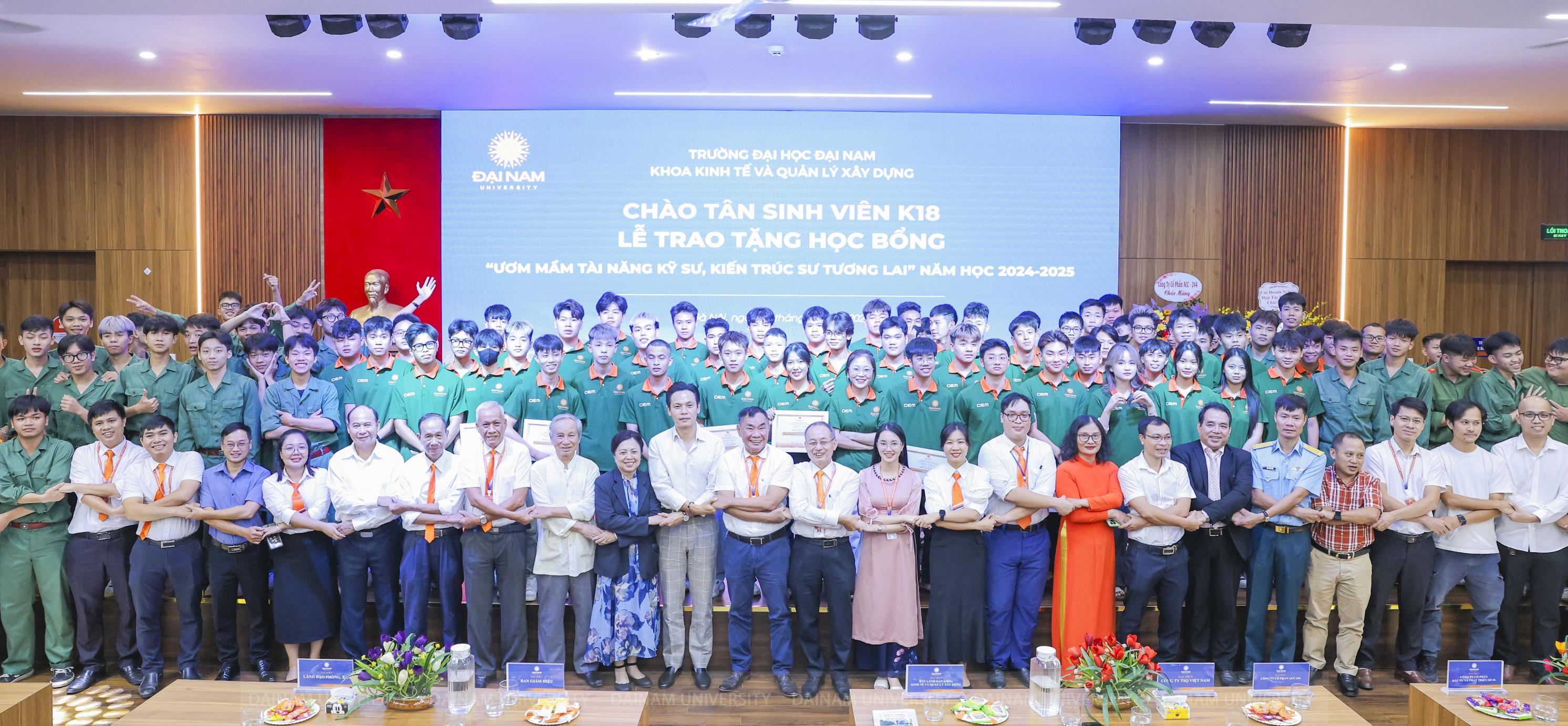 Tân sinh viên Khoa Kinh tế và Quản lý xây dựng DNU nhận học bổng ươm mầm tài năng